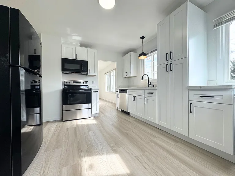 8420 1/2 S Tacoma Way — Photo 2