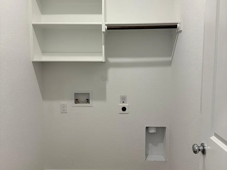 8505 Honeylocust St — Photo 11