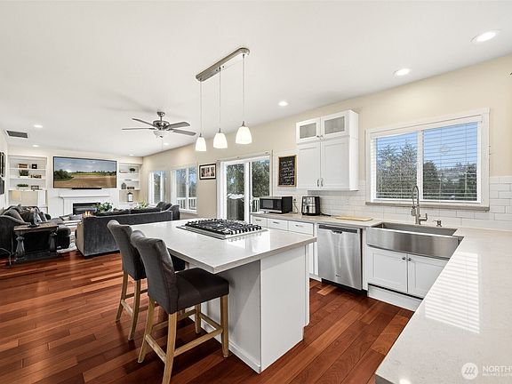 4th image of 3630 Spyglass Drive NE