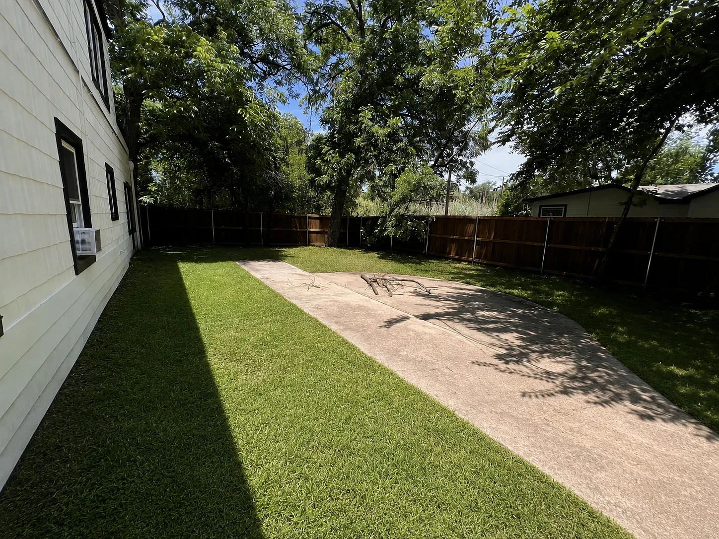 3 bed, 2300 sqft, $2,150 — Photo 3