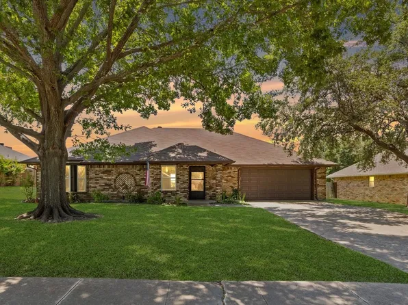 10037 Stoneleigh Dr, Benbrook, TX 76126