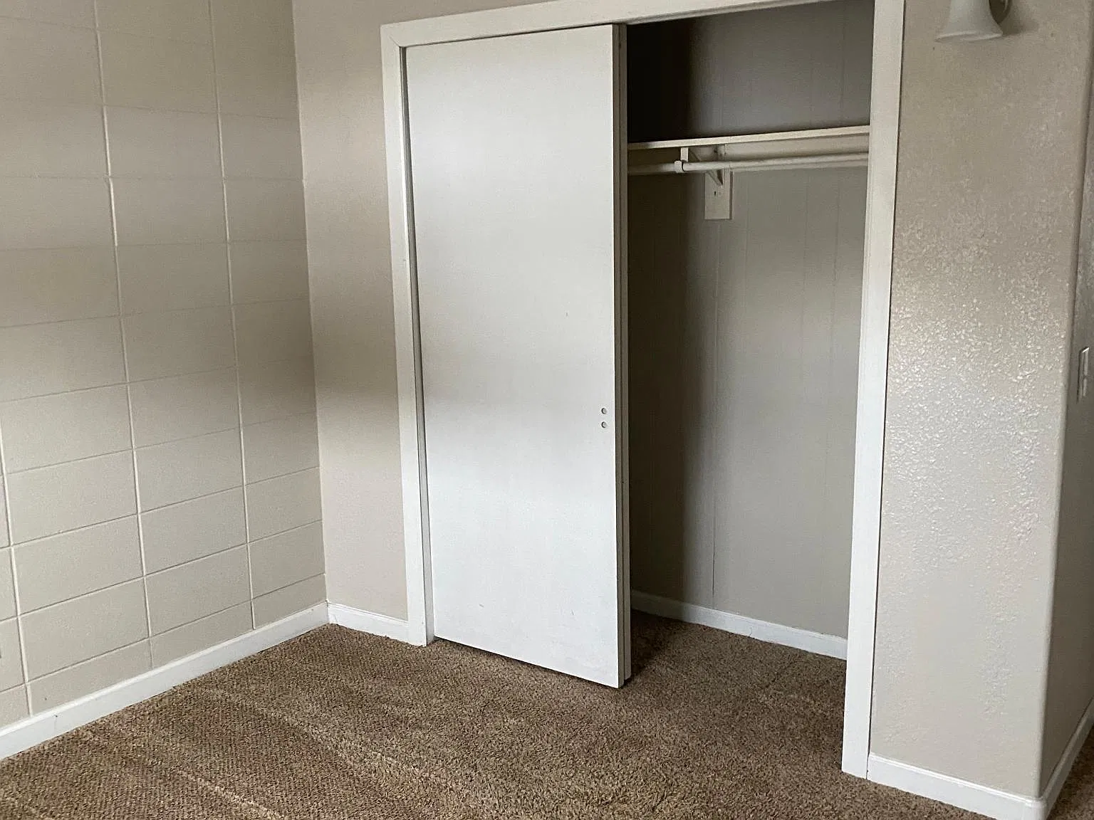 305 Cottonwood Ln — Photo 3