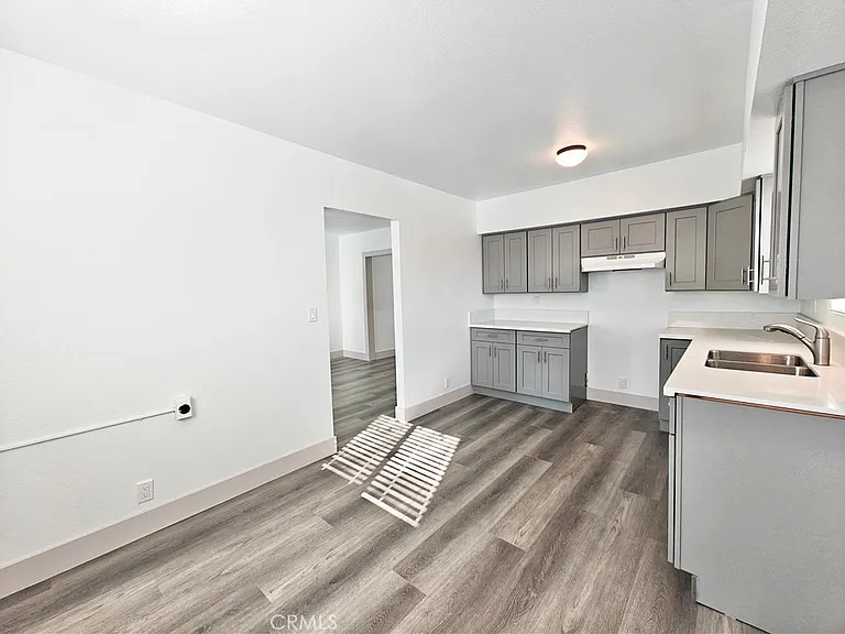 6728 S Whittier Ave — Photo 7