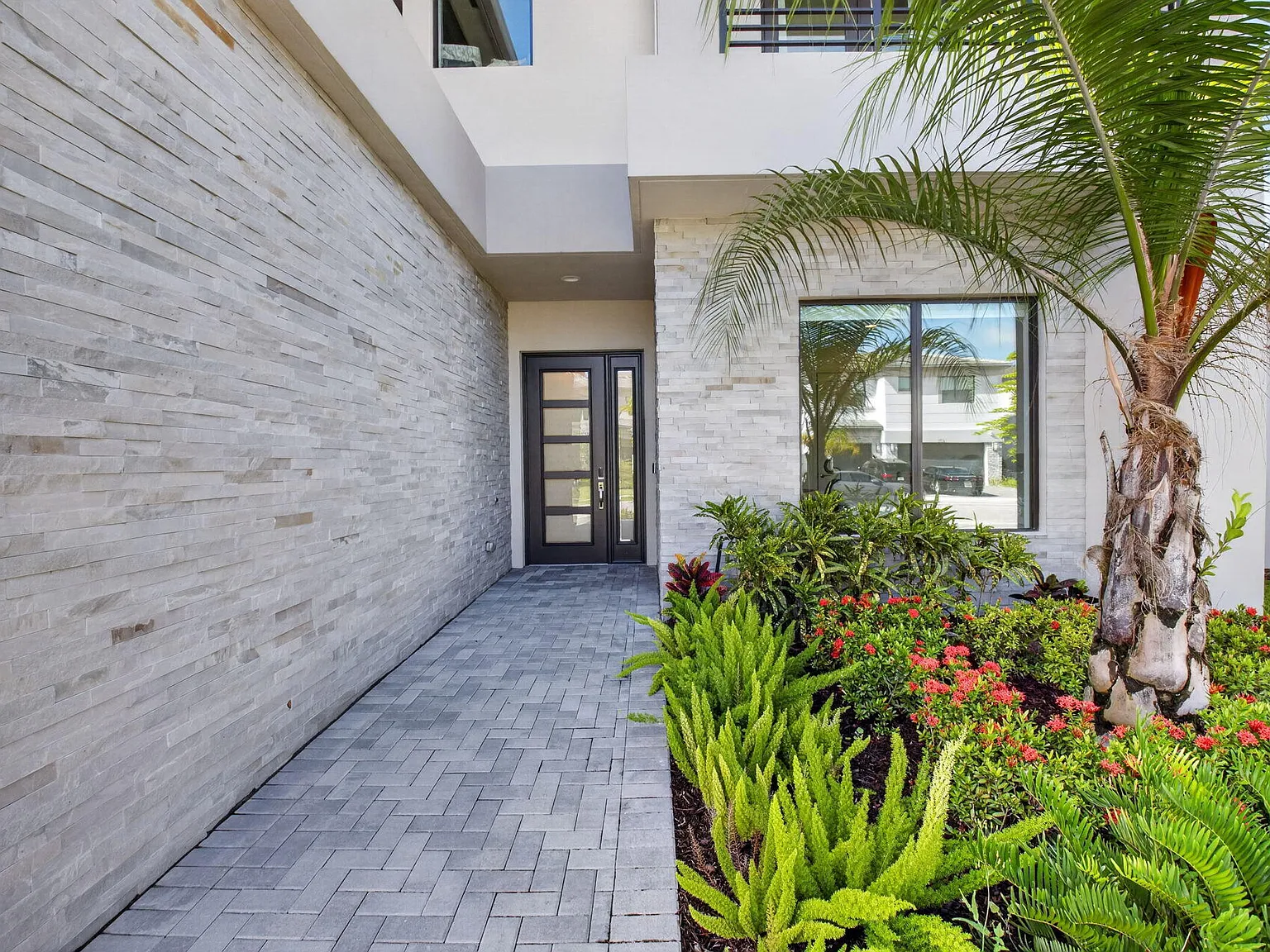 5 bed, 5.0 bath, 3888 sqft, $16,000 — Photo 3