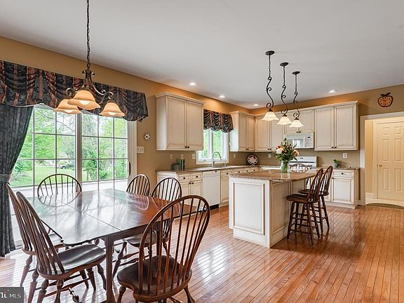 4th image of 694 Misty Hollow Dr