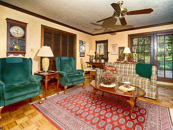3rd image of 806 Hunterwood Dr
