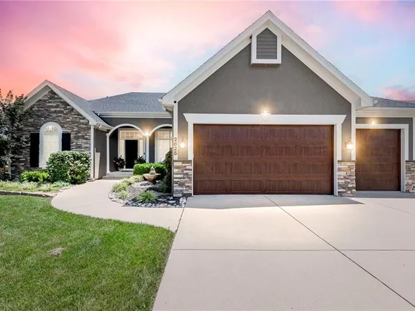 2825 SW Carlton Dr, Lees Summit, MO 64082