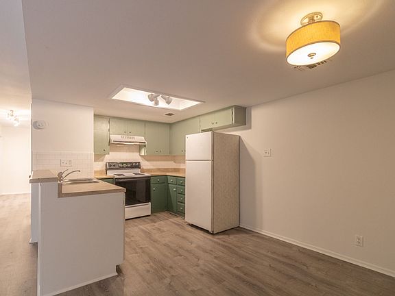 4th image of 2305 Montclaire St