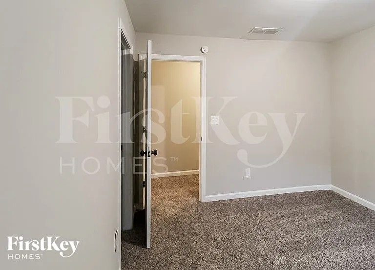 2483 Kings Park Cir — Photo 10