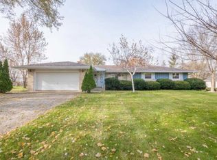 W190N4989 Sunset View Dr, Menomonee Falls, WI 53051