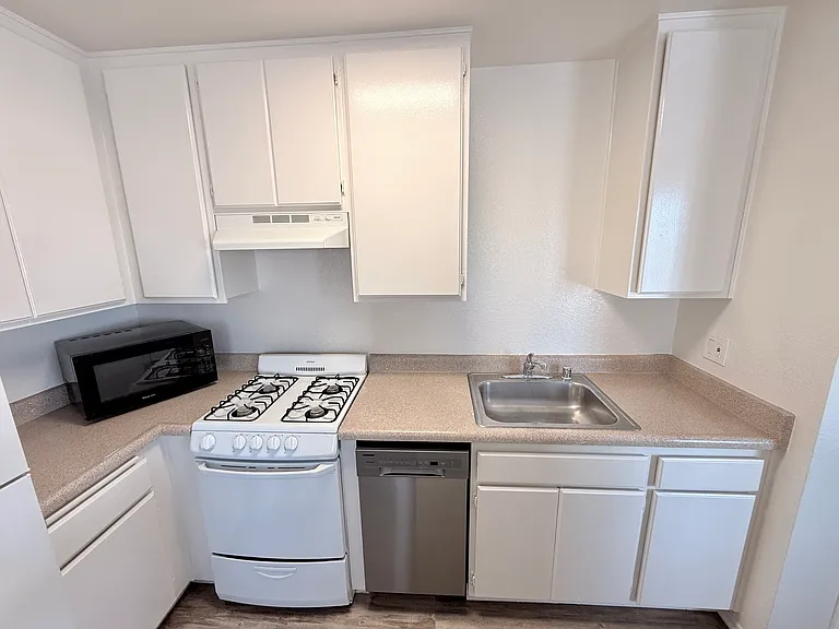 1207 Mira Mar Ave #204 — Photo 5