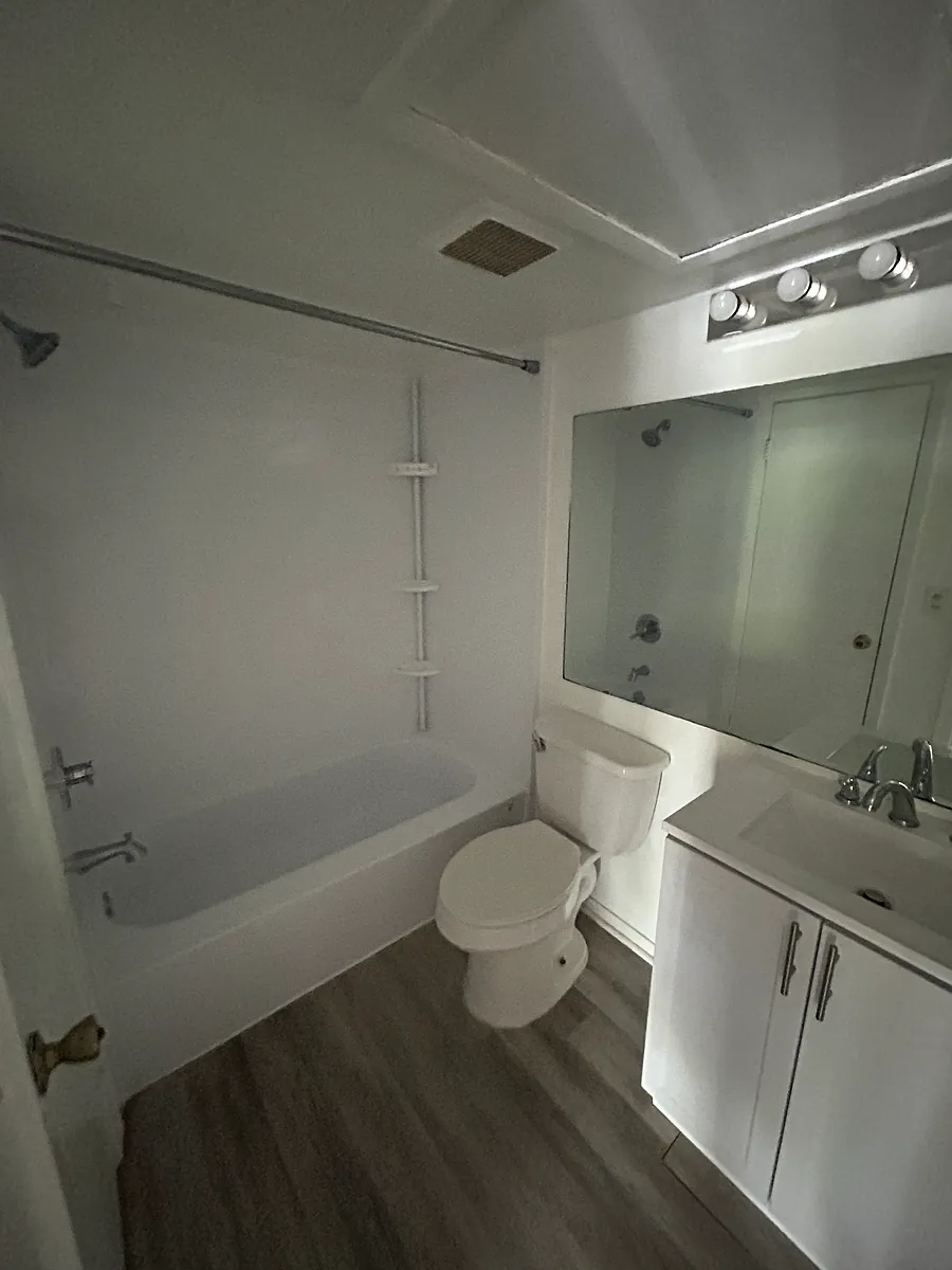 Building Photo - 325 Lakepointe Dr #301