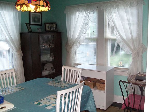 Dining room-plenty of light