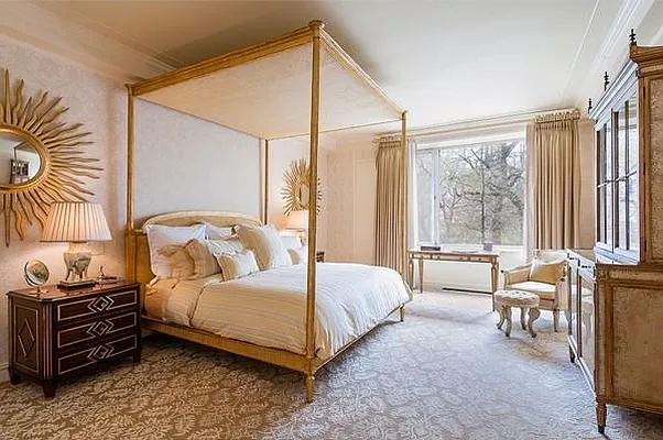 Sold by Sloane Square | media 3