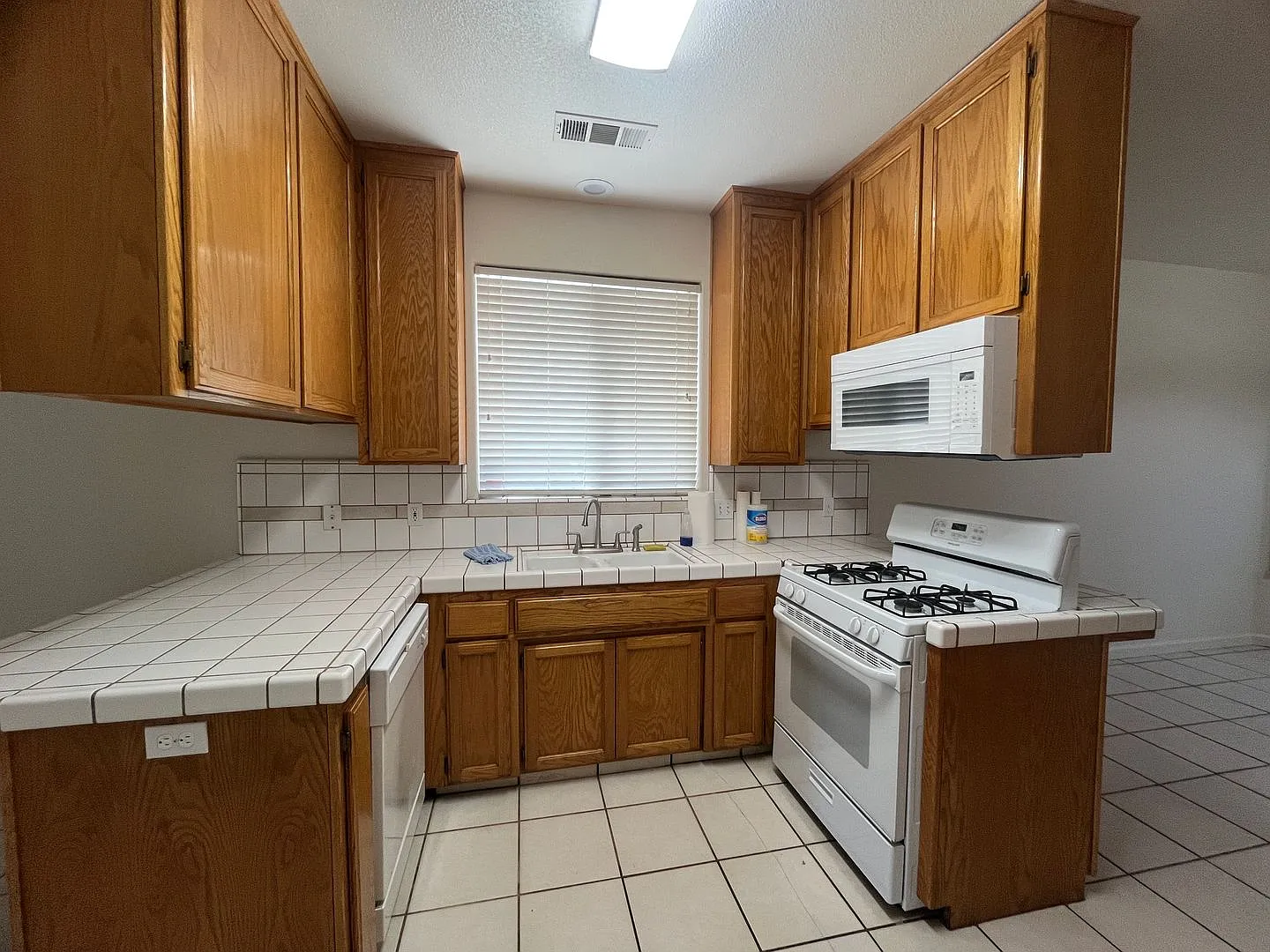 Move in Ready Home! — Photo 4