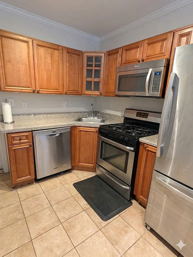 5 bed, 2.5 bath, 2000 sqft, $4,186 — Photo 2