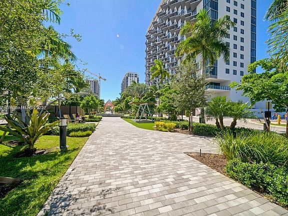 4th image of 5300 Paseo Dr #2101