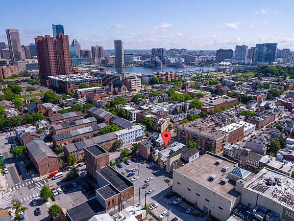 Close Proximity To Downtown Waterfront and Stadiums w/ Parking