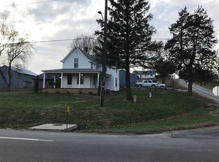 625 E 7th St, Lecompton, KS 66050