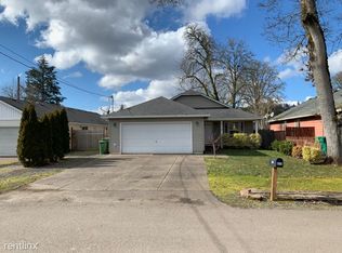 992 SE Locust St, Dundee, OR 97115