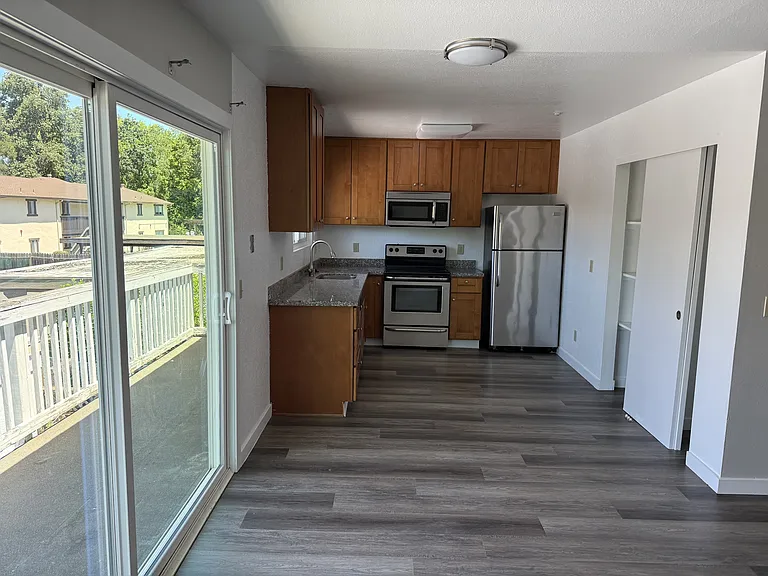 2431 Bethards Dr #4 — Photo 2