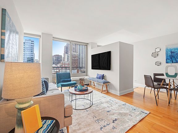 4th image of 450 W Briar Pl APT 6G