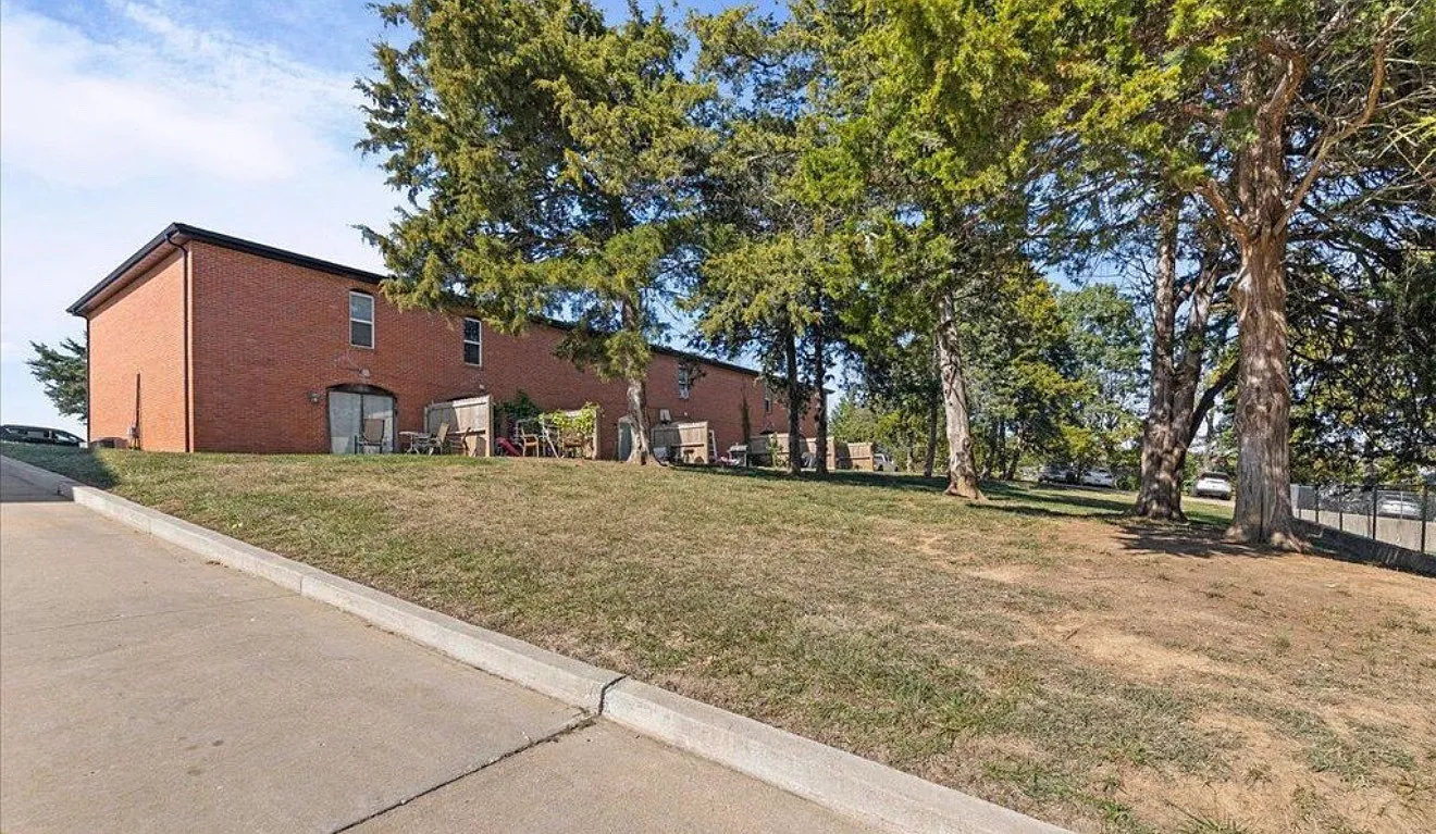 2 bed, 1.5 bath, 1122 sqft, $1,200 — Photo 3