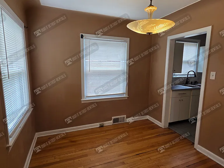 20252 Roscommon St — Photo 10