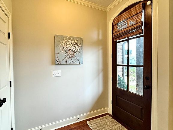 4th image of 154 Beechwood Cir
