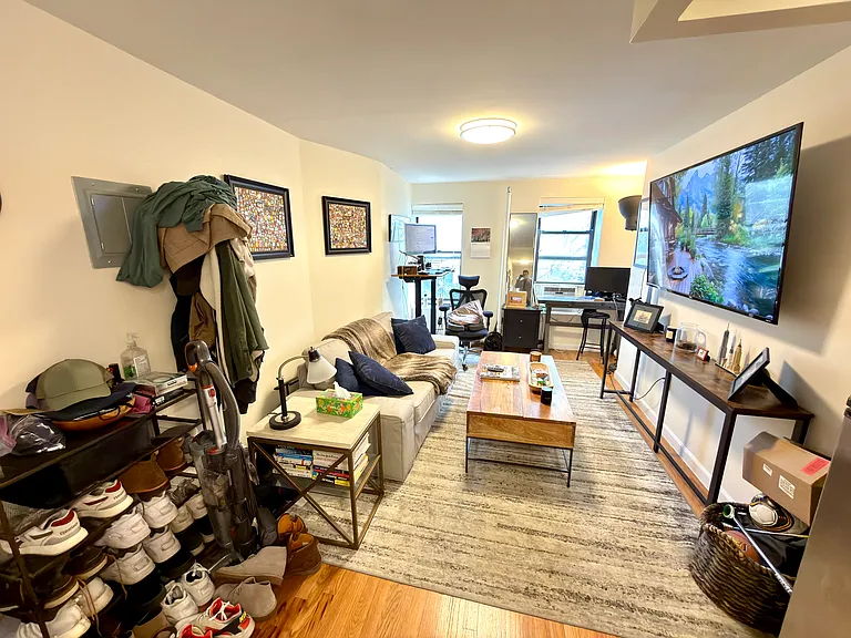 320 E 6th St #10 — Photo 5