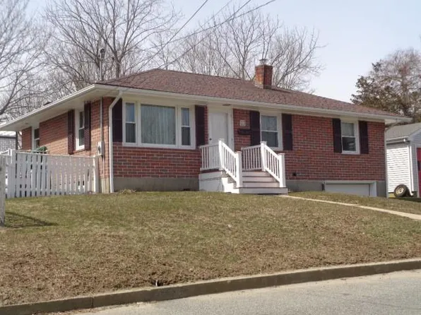 11 Herzig St, Bristol, RI 02809