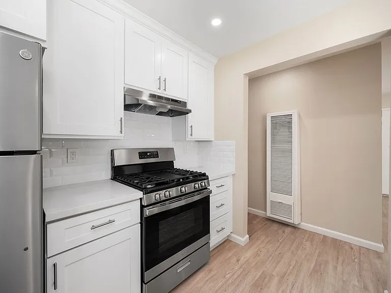 251 S 16th St — Photo 17