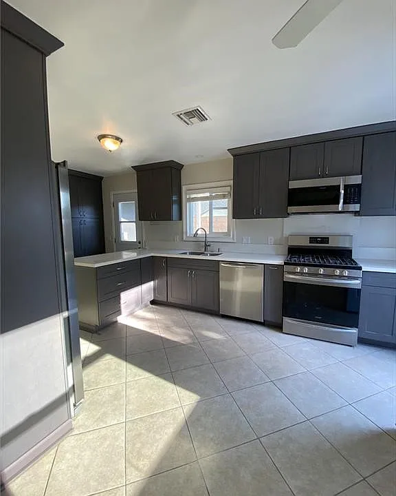 16131 Warren Ln