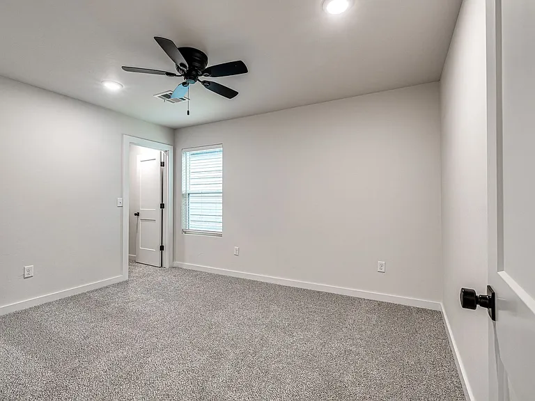 610 W 2nd St #100 — Photo 32