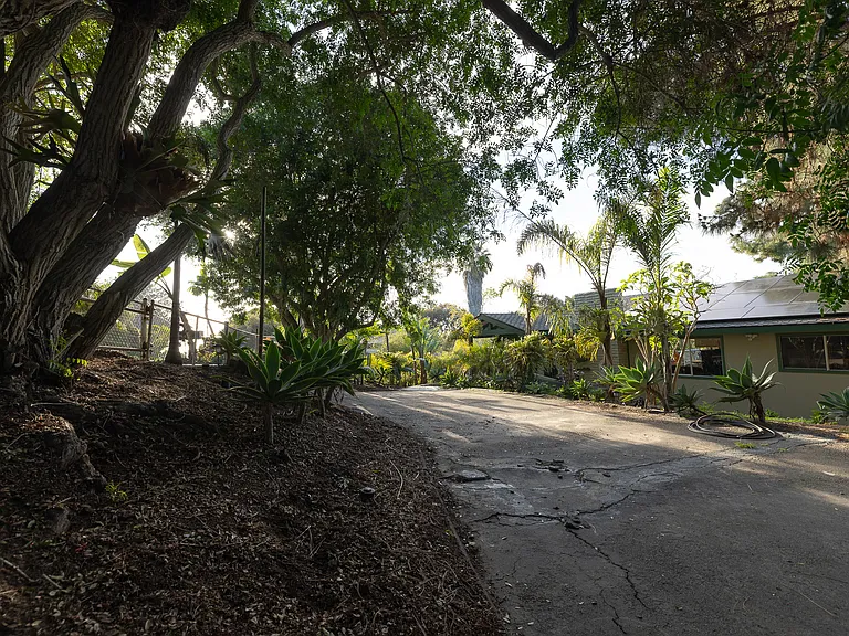 1050 Highland Dr — Photo 5