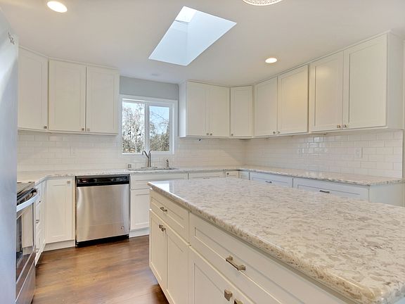 4th image of 1319 W Pioneer