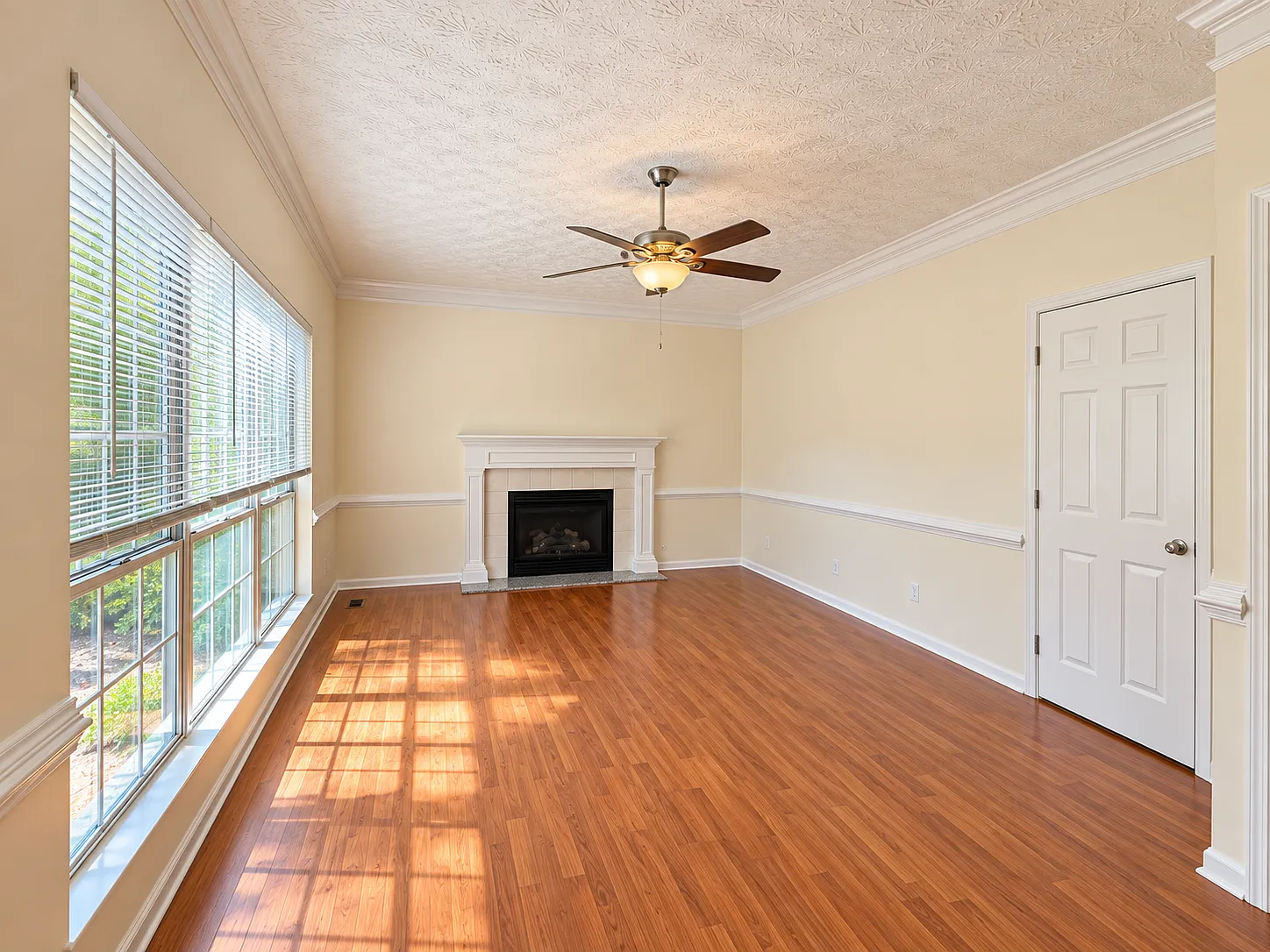 4 bed, 2.5 bath, 2098 sqft, $2,500 — Photo 4