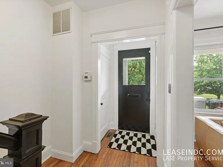 121 Webster St NW — Photo 4