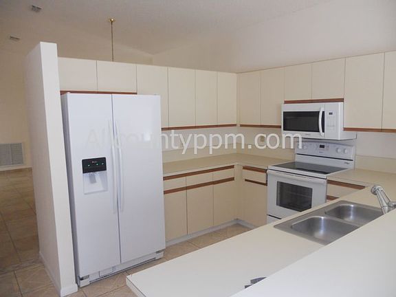 4th image of 201 W Riverbend Dr
