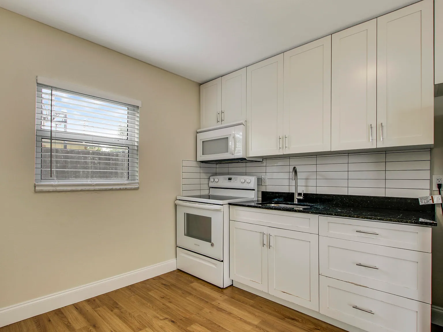 2 bed, 1.0 bath, 800 sqft, $1,950 — Photo 2
