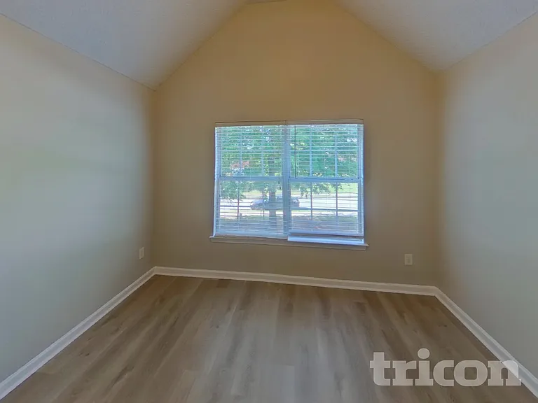 800 Hannah Ct — Photo 12