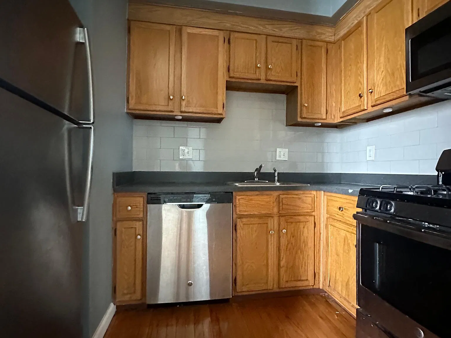 28 E Grand Ave — Photo 2