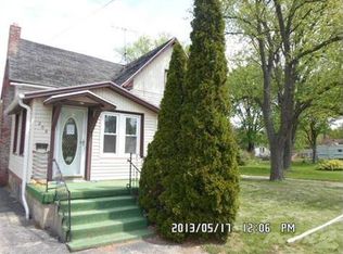 209 6th St, Fenton, MI 48430