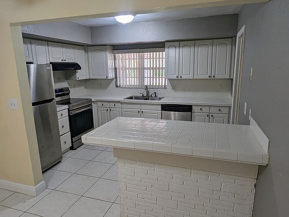 3rd image of 664 W Melrose Cir