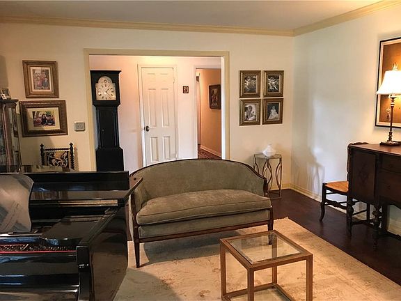 2nd image of 3000 Rossmore Pl
