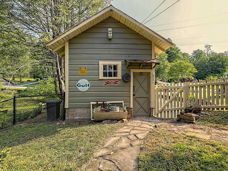 493 Valley St — Photo 52