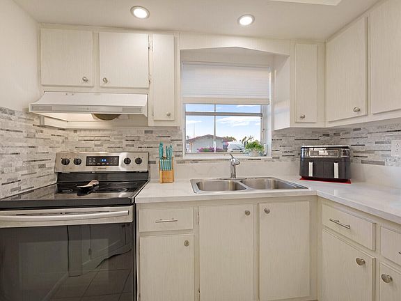 5th image of 2641 Barkley Dr W APT A