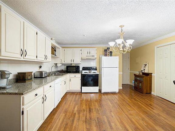 4th image of 380 Sunset Ave APT 3