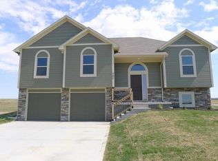 905 Powell Dr, Oak Grove, MO 64075