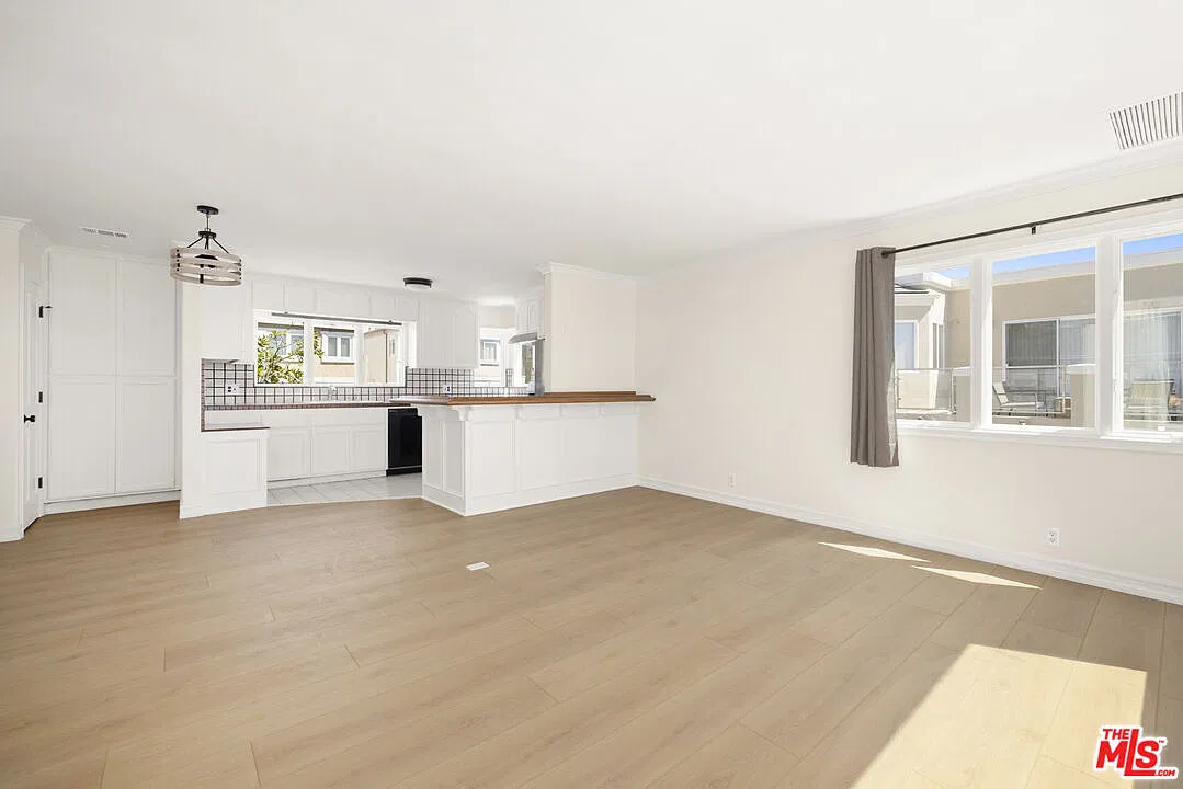 2 bed, 1.5 bath, $7,595 — Photo 4